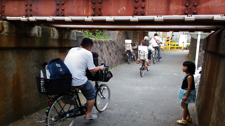 架道橋下の自転車